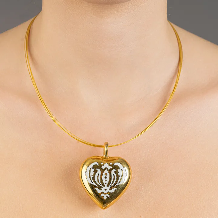 Aranyozott Finomporcelán Barokk Szív medál Aranyozott Finomporcelán Barokk Szív medál