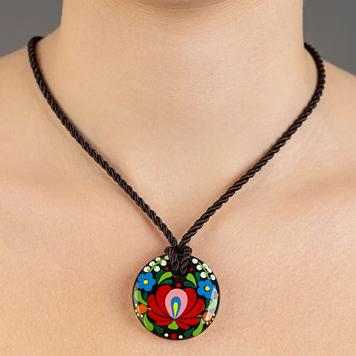 Tradicionális Fekete Matyórózsa Finomporcelán medál Tradicionális Fekete Matyórózsa Finomporcelán medál