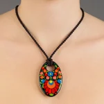 Tradicionális Fekete Matyó Finomporcelán Csipkebogyó medál