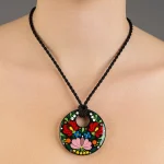 Tradicionális Fekete Matyó Finomporcelán Páros Bazsarózsa Kerek medál