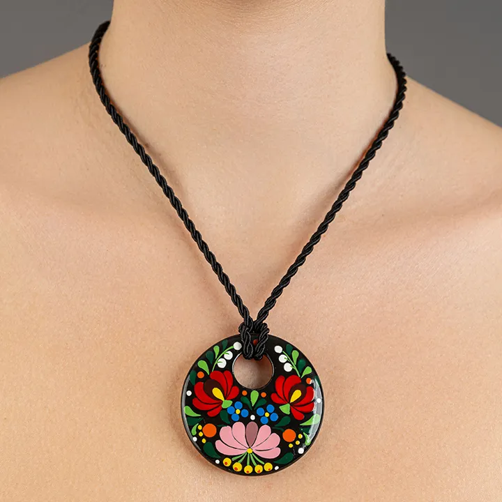 Tradicionális Fekete Matyó Finomporcelán Páros Bazsarózsa Kerek medál Tradicionális Fekete Matyó Finomporcelán Páros Bazsarózsa Kerek medál