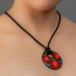 Tradicionális Fekete Matyó Finomporcelán Nyíló Labdarózsa kerek medál