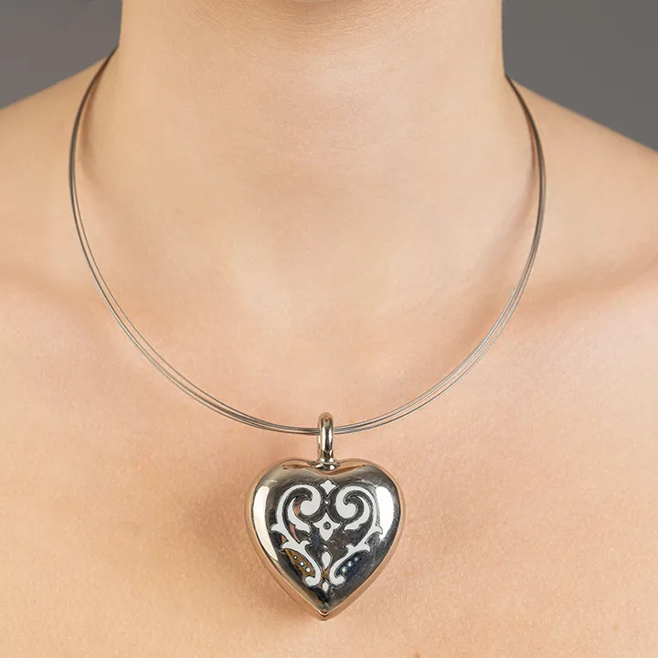 Platinázott Finomporcelán Barokk Szív medál Platinázott Finomporcelán Barokk Szív medál